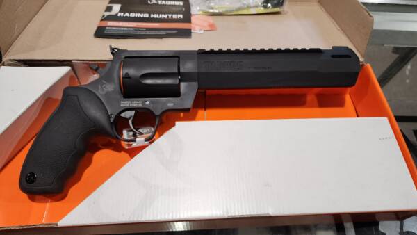 Taurus Raging Hunter 8in Black 2-460801RH 460s&w